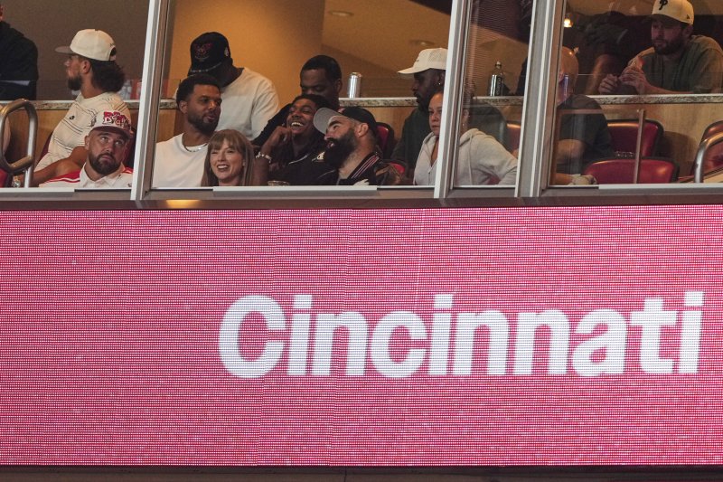 '약혼 발표' 테일러 스위프트, 켈시와 함께 미식축구 경기 관람 [뉴시스Pic]