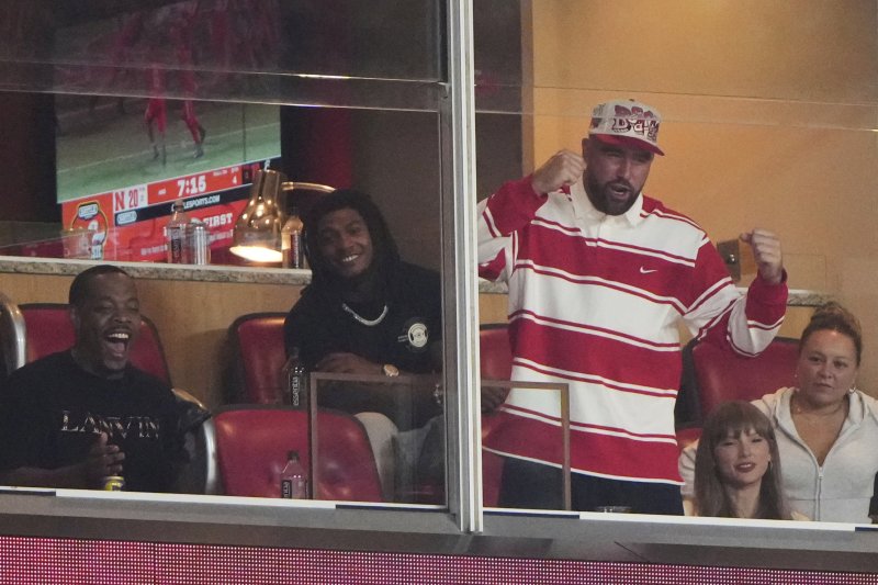 '약혼 발표' 테일러 스위프트, 켈시와 함께 미식축구 경기 관람 [뉴시스Pic]