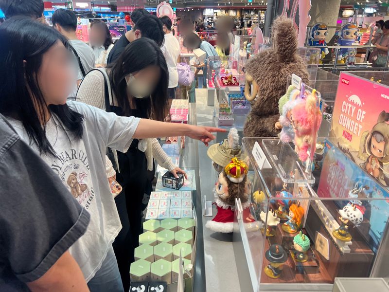 서울 용산 아이파크몰 내 '팝마트' 매장에서 고객들이 '라부부' 키링을 구경하고 있다. 사진=김현지 기자