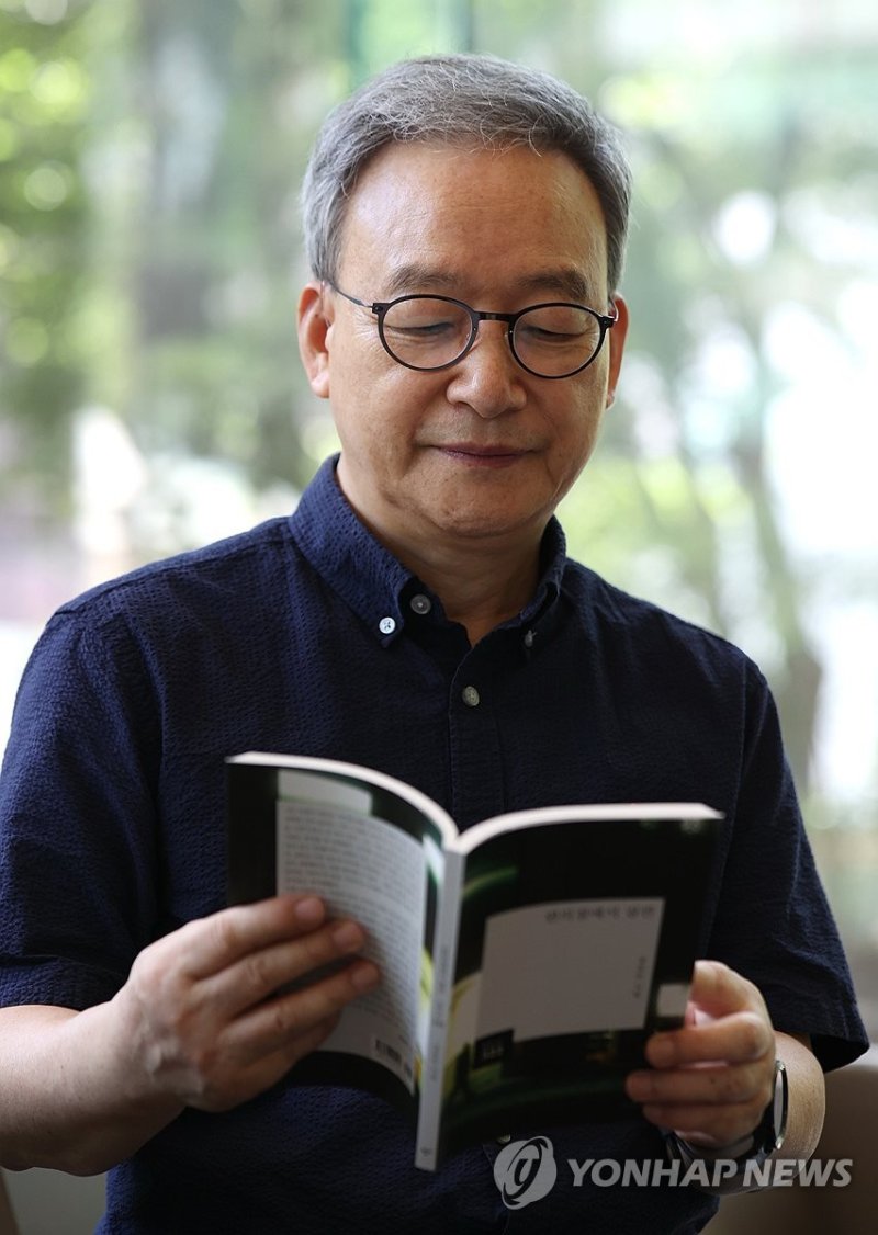 새 시집 펴낸 정호승 시인 (출처=연합뉴스)