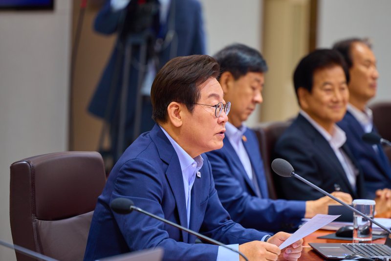 이재명 대통령이 29일 서울 용산 대통령실 청사에서 열린 임시 국무회의에서 발언을 하고 있다. 뉴스1