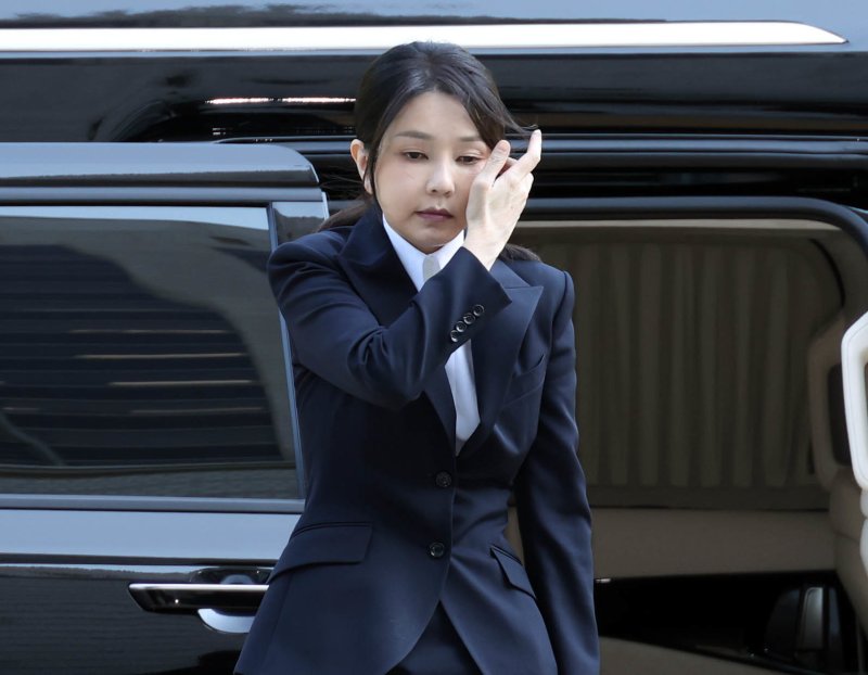 윤석열 전 대통령 부인 바카라사이트 제작 여사가 12일 오전 서울 서초구 서울중앙지법에서 열린 자본시장과 금융투자업에 관한 법률 위반 및 정치자금법 위반 등의 혐의 구속 전 피의자 심문(영장실질심사)에 출석하고 있다. 2025.8.12/뉴스1 ⓒ News1 사진공동취재단