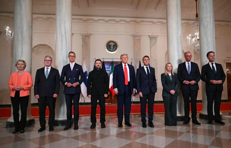 우크라이나의 볼로디미르 젤렌스키 대통령(왼쪽 다섯번째)과 미국 도널드 트럼프 대통령(왼쪽 여섯번째) 및 다른 유럽 정상들이 지난달 18일 미국 워싱턴DC 백악관에서 우크라이나 종전 논의 이후 기념 사진을 찍고 있다.AFP연합뉴스