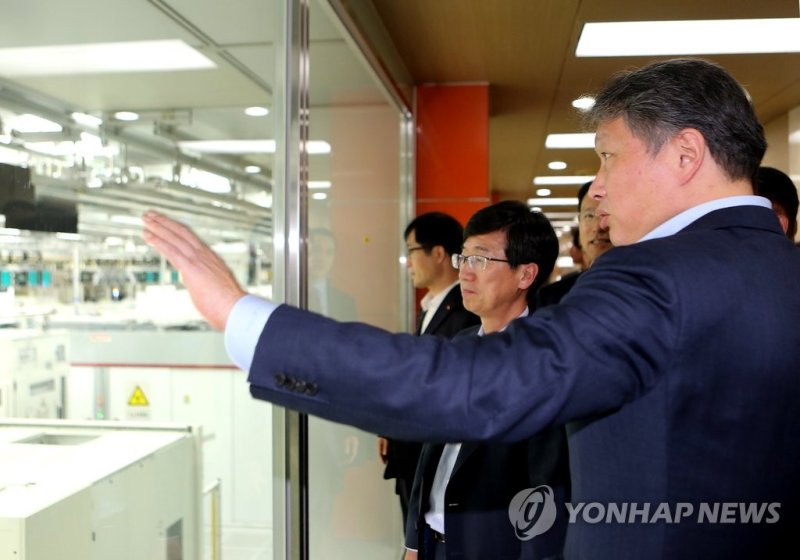 2015년 SK하이닉스 중국 우시공장 방문한 최태원 회장 (출처=연합뉴스)