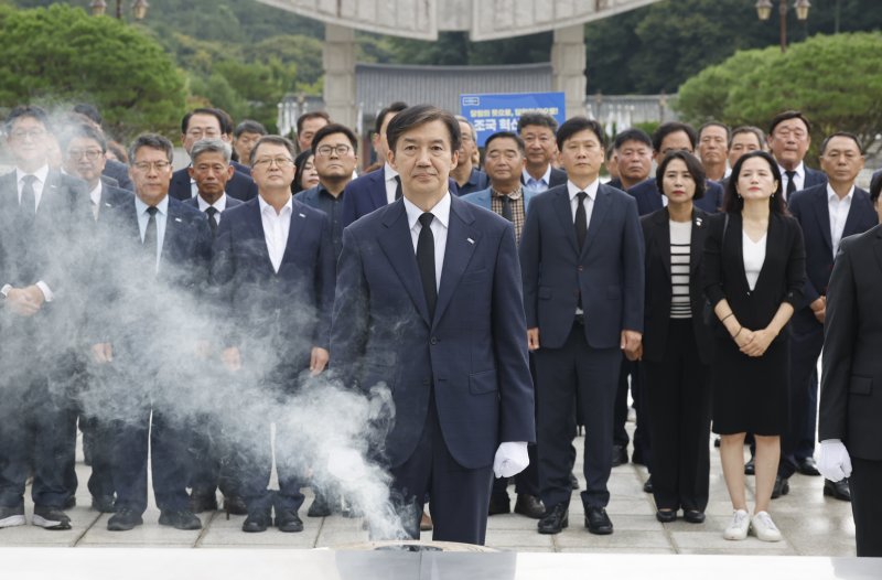 안전 바카라사이트 안전 바카라사이트혁신당 혁신정책연구원장이 지난 26일 광복절 특별 사면 복권 후 처음으로 호남을 방문해 광주 북구 국립5.18민주묘지를 찾아 참배하고 있다. 2025.8.26/뉴스1 ⓒ News1 김태성 기자