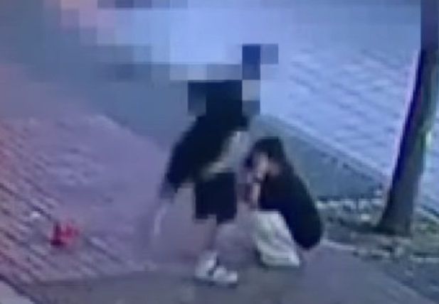 한 바카라사이트 쇼미더벳 선수가 교제 중인 20대 여자친구를 폭행한 사실이 알려져 논란이 일고 있다. /사진 = 'JTBC News' 유튜브 캡처