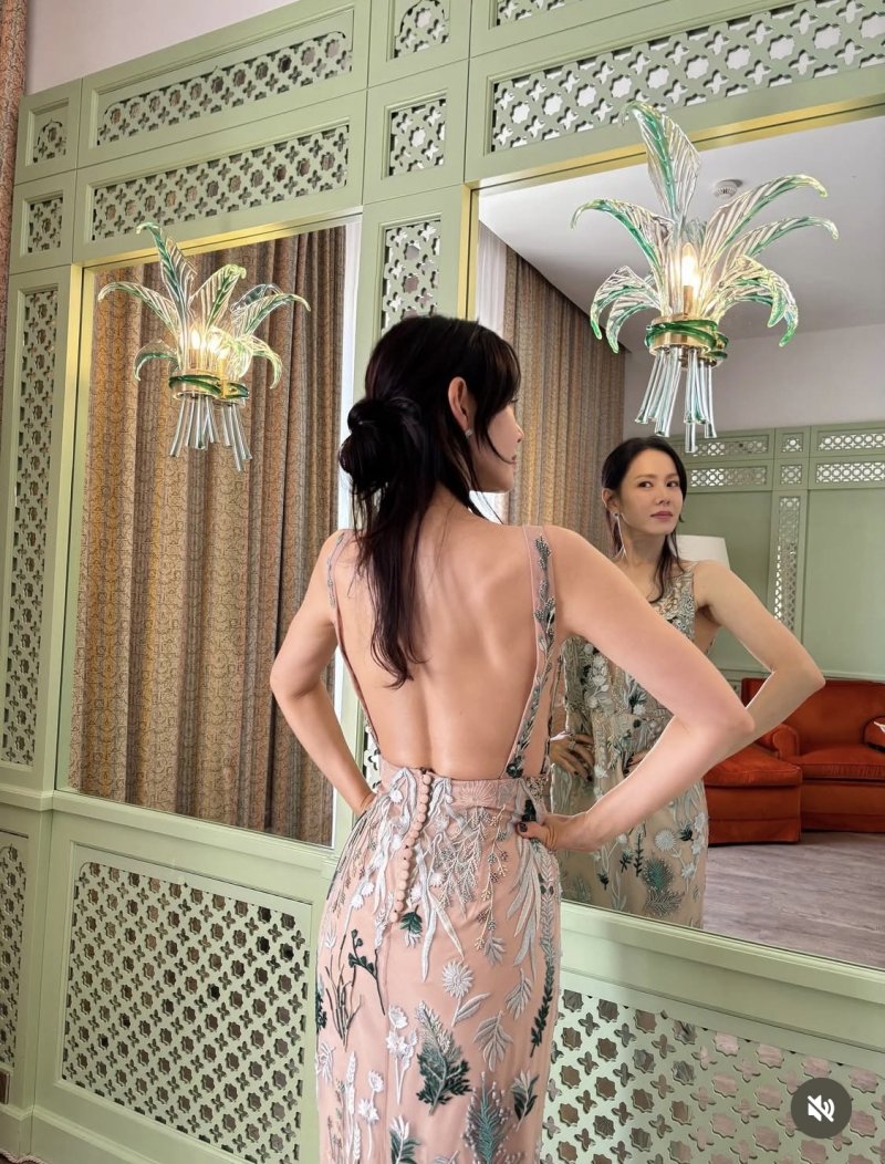 베니스 간 손예진, 드레스 입고 '파격 등 노출' [N샷]