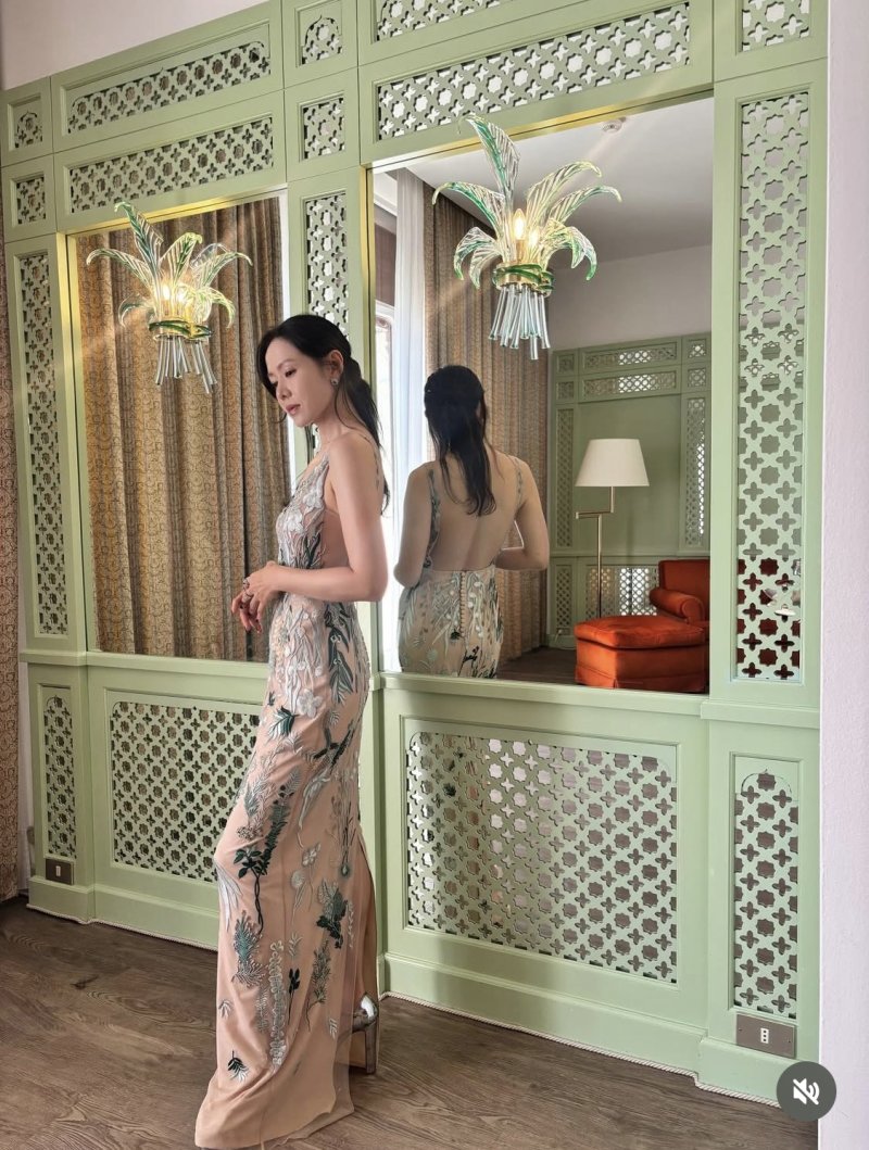 베니스 간 손예진, 드레스 입고 '파격 등 노출' [N샷]