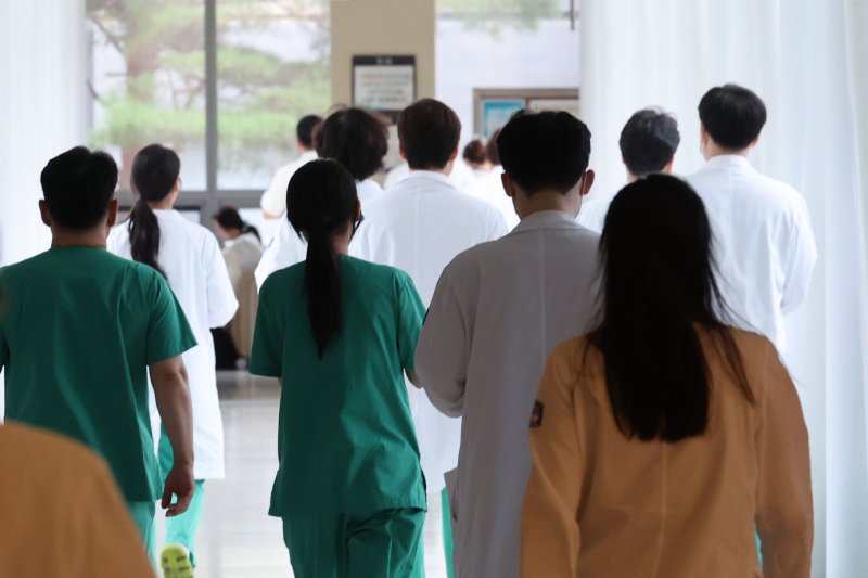 [서울=뉴시스] = 권창회 기자= 사진은 지난 11일 서울 시내 대학병원에서 의료진들이 이동하는 모습. 2025.08.11. kch0523@newsis.com