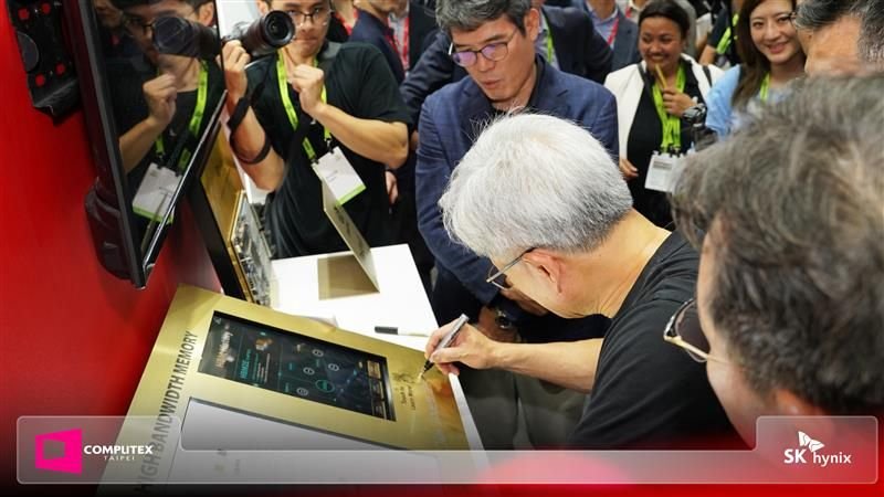 [서울=뉴시스]젠슨 황 엔비디아 CEO가 20일 오후 대만 타이베이 난강 전시관의 SK하이닉스 부스를 방문했다. (사진=SK하이닉스 제공) 2025.05.20. photo@newsis.com *재판매 및 DB 금지