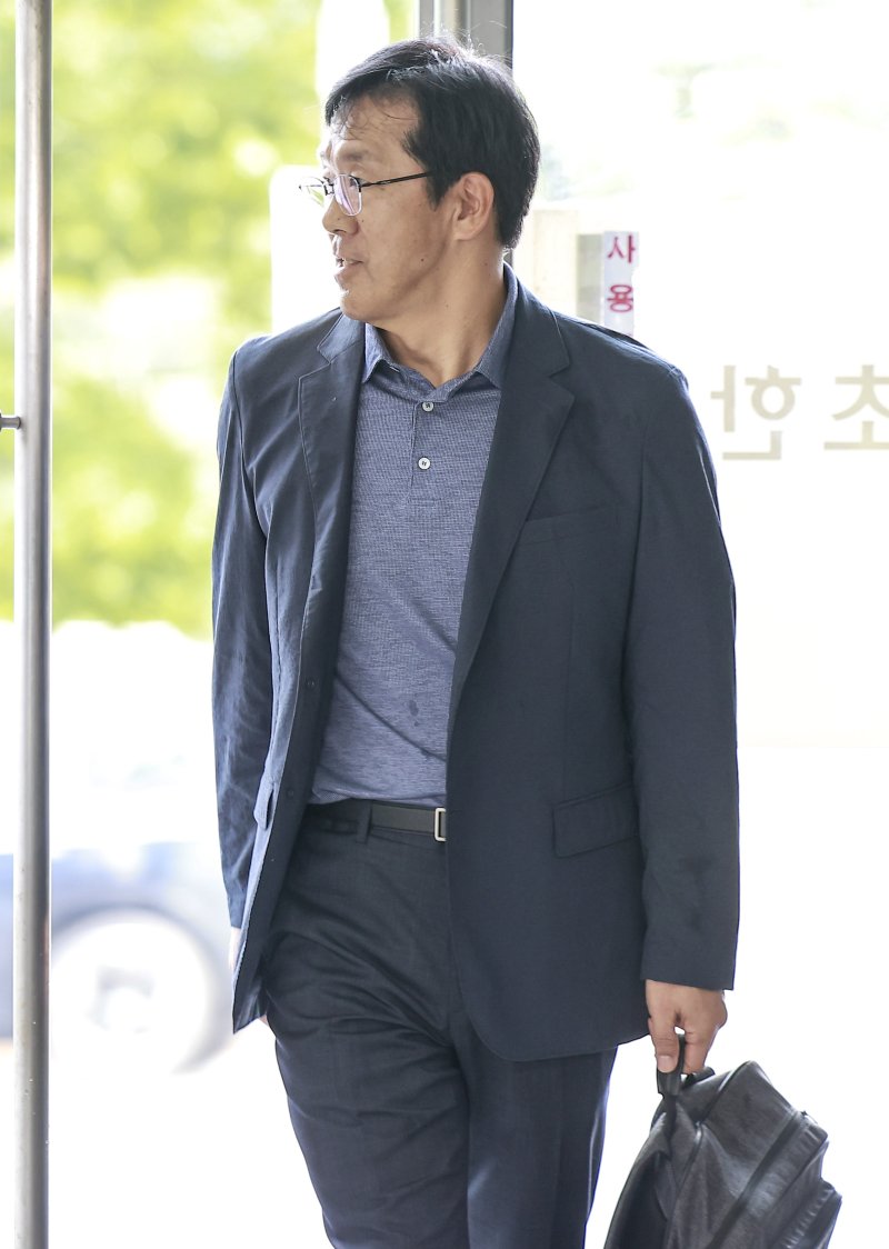 황유성 전 국군바카라사이트이 30일 서울 서초구 순직해병 특검 사무실로 참고인 바카라사이트를 받기 위해 출석하고 있다. 뉴시스