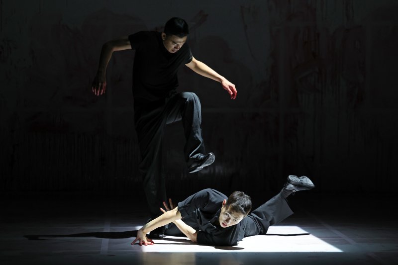 [서울=뉴시스] 박진희 기자 = 세종문화회관은 28일 서울 종로구 세종문화회관 s씨어터에서 김성훈 on Sync Next 25 'pink' 공연을 시연하고 있다. 싱크 넥스트(Sync Next)는 무경계 예술 공연 시리즈로, 다양한 장르와 형식의 융합을 통해 새로운 예술적 경험을 제공하는 컨템퍼러리 공연예술이다. 2025.08.28. pak7130@newsis.com