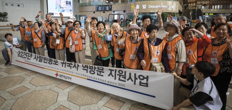[서울=뉴시스] 정병혁 기자 = 영주 귀국한 사할린 동포들이 러시아 현지 가족을 만나기 위해 30일 서을 강서구 김포국제공항을 통해 출국에 앞서 기념촬영을 하고 있다. 2025.08.30. jhope@newsis.com