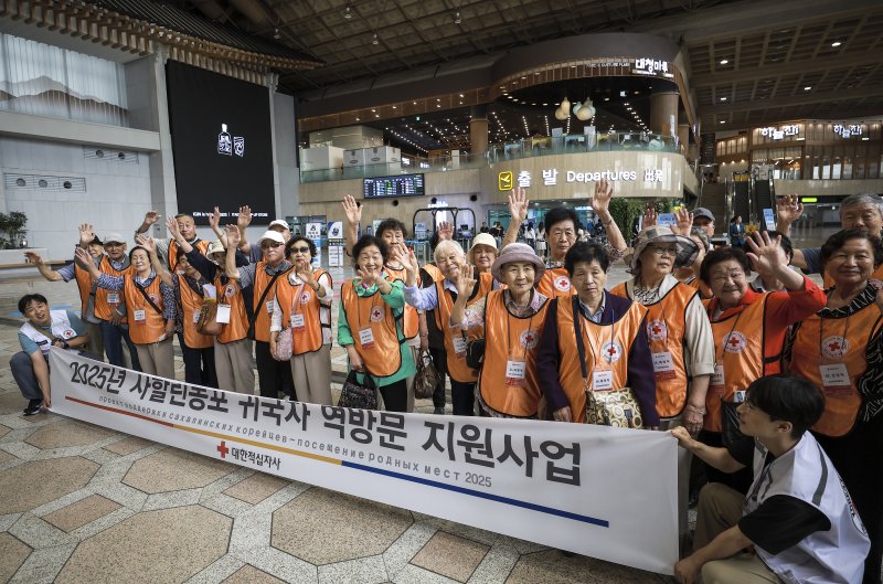 [서울=뉴시스] 정병혁 기자 = 영주 귀국한 사할린 동포들이 러시아 현지 가족을 만나기 위해 30일 서을 강서구 김포국제공항을 통해 출국에 앞서 기념촬영을 하고 있다. 2025.08.30. jhope@newsis.com