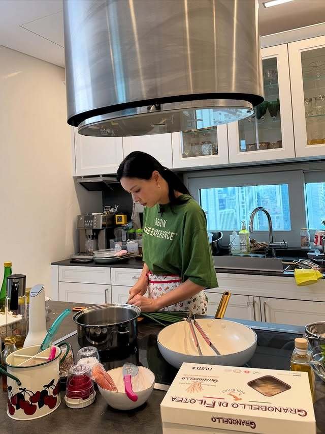 52세 고소영, 직접 요리하며 관리 시작…일상서도 빛나는 미모