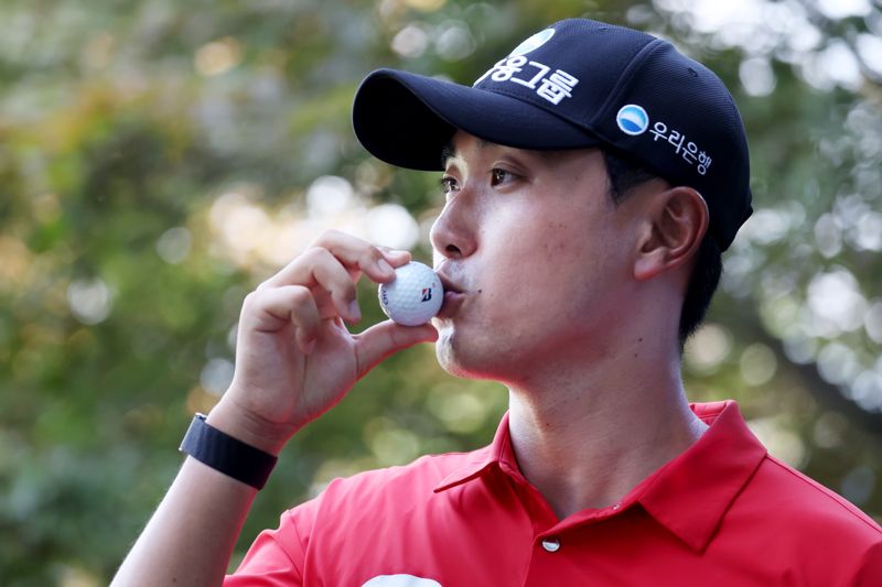 조우영이 앨바트로스 직 후 볼에 키스하고 있다.KPGA 제공