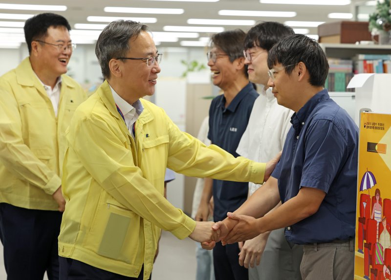 [서울=뉴시스] 문화체육관광부 김영수(왼쪽 두번째) 제1차관과 김대현 제2차관이 18일 세종시 정부세종청사 15동 문체부 사무실을 돌며 직원들과 인사를 나누고 있다. (사진=문화체육관광부 제공) 2025.08.18. photo@newsis.com *재판매 및 DB 금지