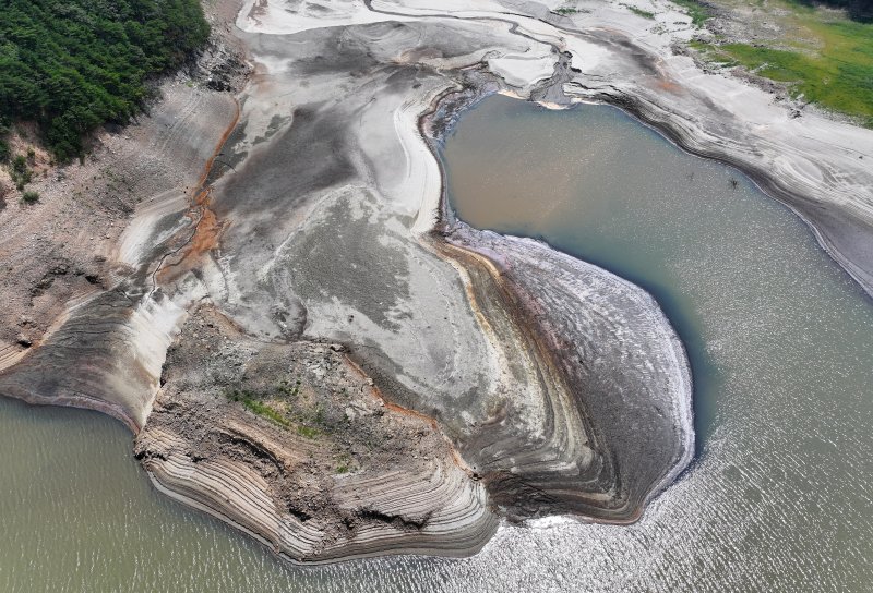 강원 강릉시 주요 상수원인 오봉저수지와 일대 하천의 바닥이 드러나 있다. 2025.8.24/뉴스1 ⓒ News1 김성진 기자