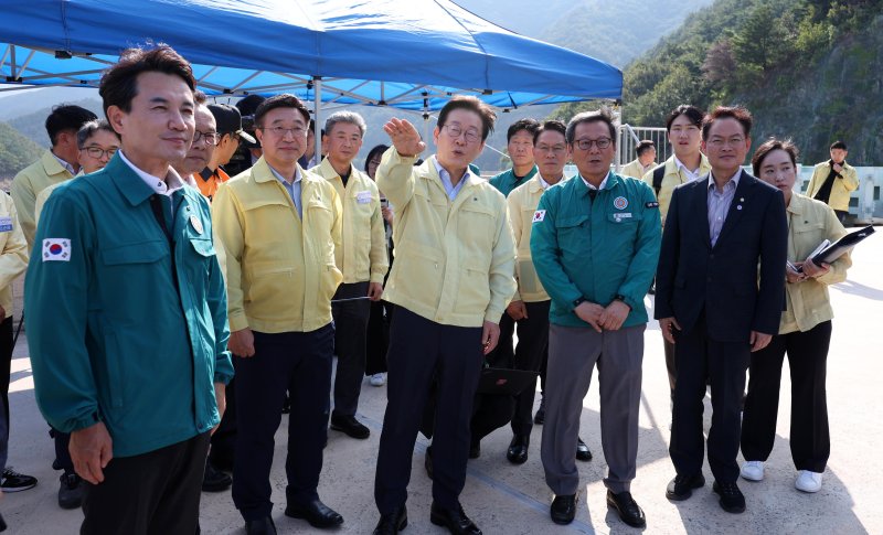 이재명 바카라 게임 사이트이 30일 강원 바카라 게임 사이트시 성산면 오봉저수지를 방문해 가뭄 피해 상황 등을 점검하고 있다. 뉴시스