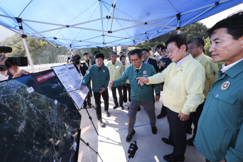 [강릉=뉴시스] 고범준 기자 = 이재명 대통령이 30일 강원 강릉시 성산면 오봉저수지를 방문해 가뭄 피해 상황 등을 점검하고 있다. 2025.08.30. bjko@newsis.com