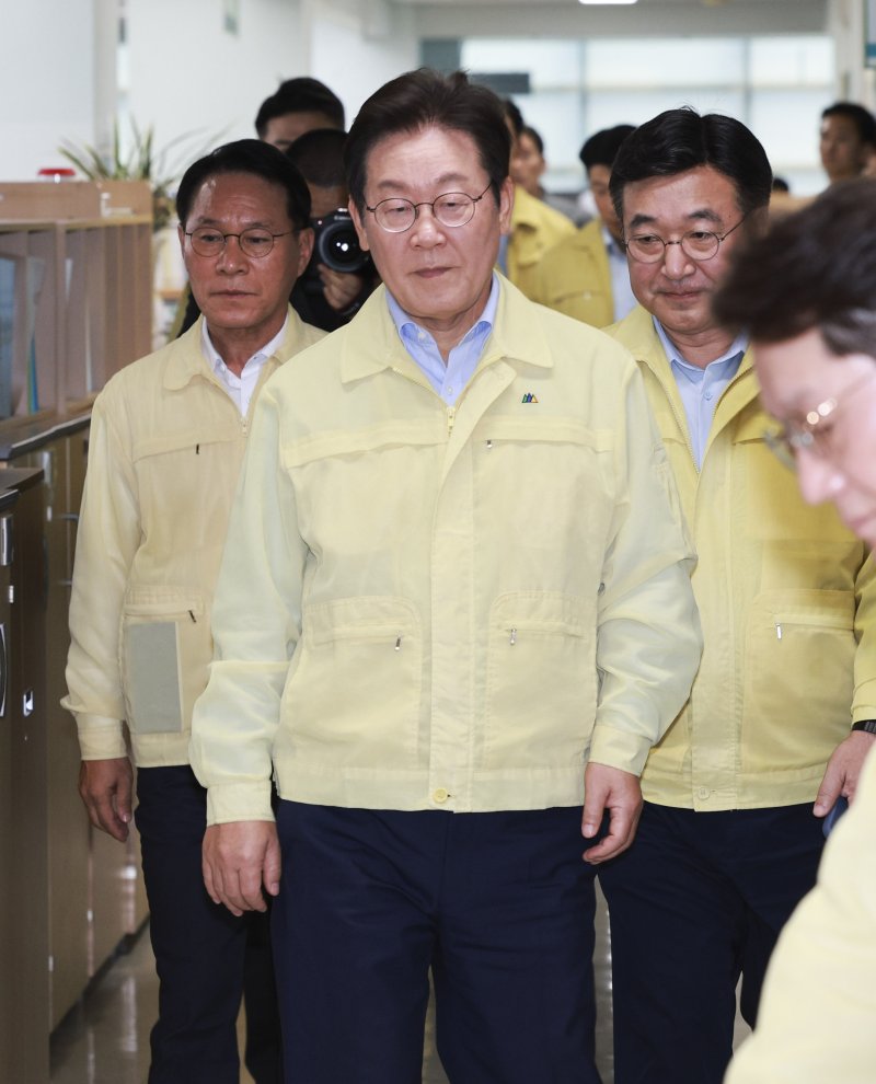 [강릉=뉴시스] 고범준 기자 = 이재명 대통령이 30일 강원 강릉시청 재난안전상황실에서 열린 가뭄 대책 회의에 참석하고 있다. 2025.08.30. bjko@newsis.com