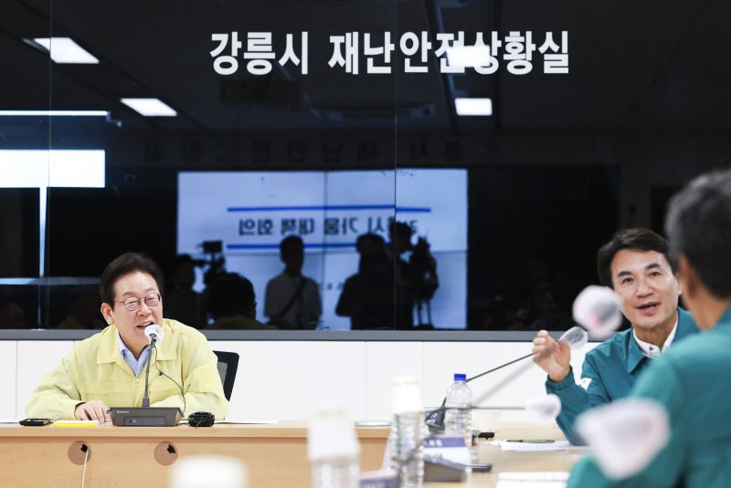 이재명 대통령이 30일 스피드 바카라 사이트청 스피드 바카라 사이트안전상황실에서 가뭄 대책 회의를 주재한 가운데 김진태 강원지사와 김홍규 스피드 바카라 사이트장 등으로부터 의견을 듣고 있다. 뉴시스