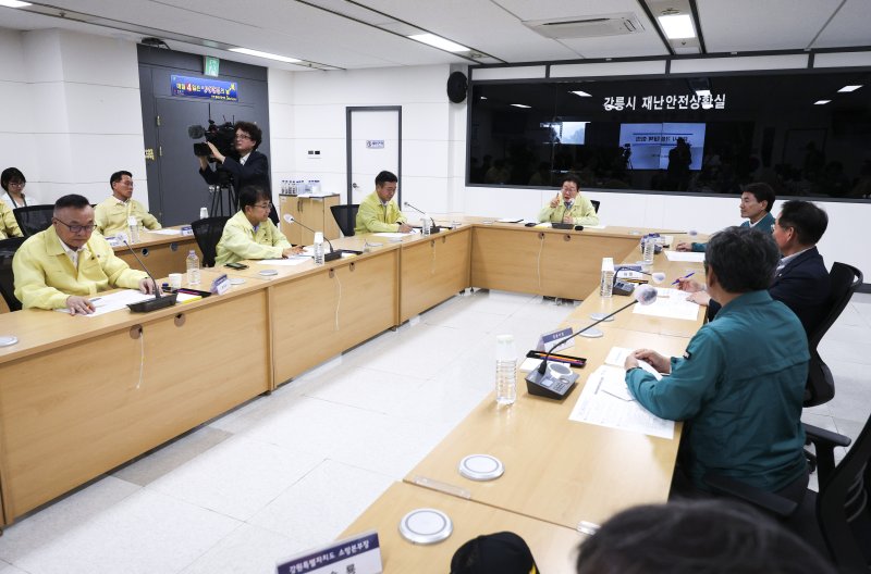 [강릉=뉴시스] 고범준 기자 = 이재명 대통령이 30일 강원 강릉시청 재난안전상황실에서 가뭄 대책 회의를 주재하고 있다. 2025.08.30. bjko@newsis.com