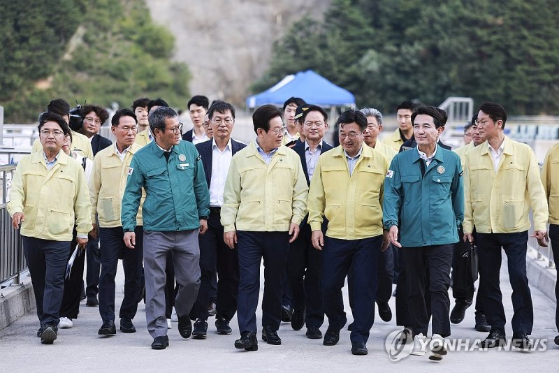 이재명 스피드 바카라 사이트이 30일 오후 윤호중 행안부 장관, 김진태 강원지사, 김홍규 스피드 바카라 사이트장 등과 함께 스피드 바카라 사이트 상수원인 오봉저수지를 방문, 피해 상황을 점검했다. 연합뉴스