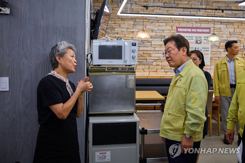 이재명 대통령, 강릉 경포대 인근 식당 가뭄 피해 상황 청취 (출처=연합뉴스)