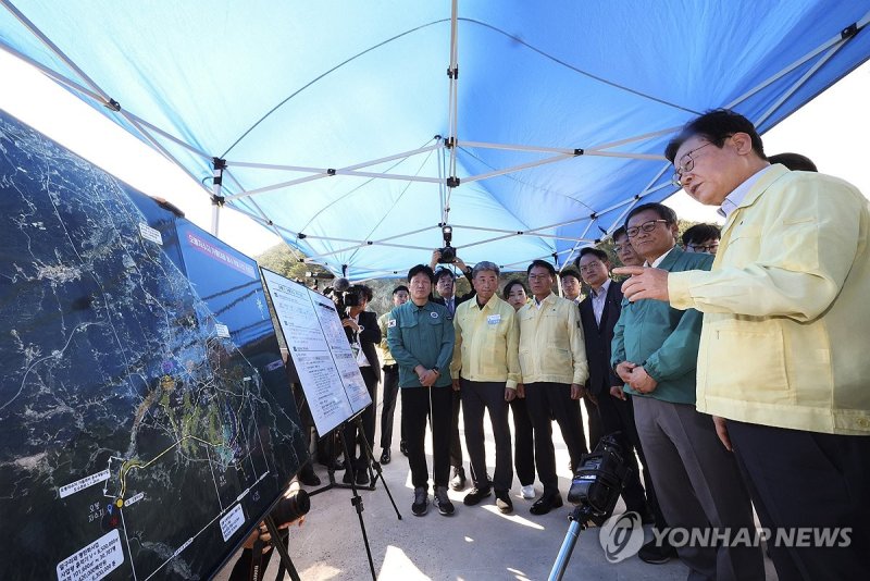 강릉 가뭄 현장 점검하는 이재명 대통령 (출처=연합뉴스)
