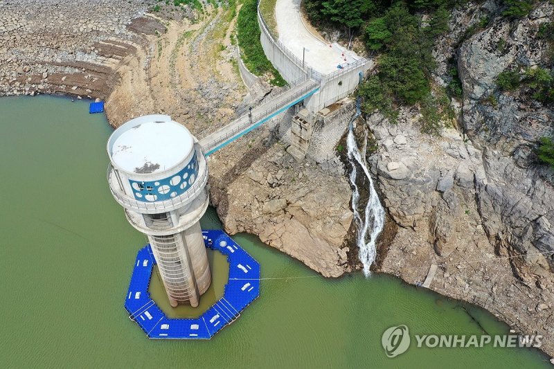 폭포가 아닙니다…오봉저수지로 쏟아지는 물줄기 (출처=연합뉴스)
