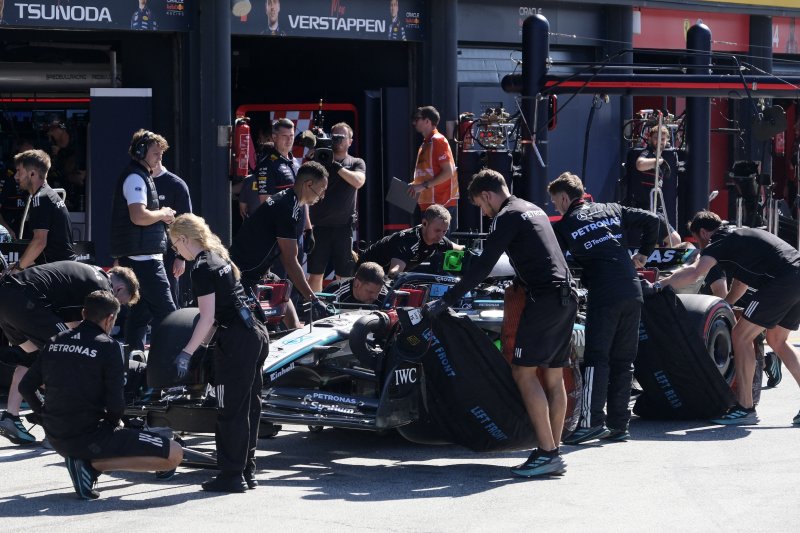 메르세데르 엔지니어들이 지난 8월 30일 네덜란드 그랑프리 퀄리파잉(예선)에서 조지 러셀(메르세데스) 차를 손 보고 있다. 뉴시스