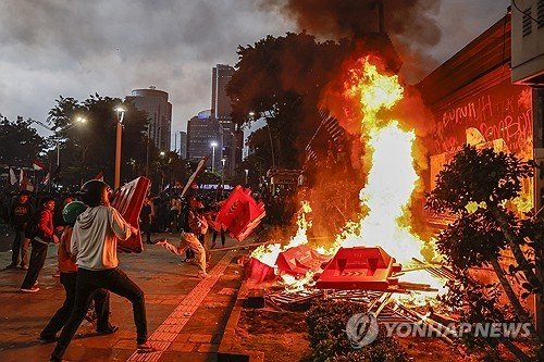 자카르타 경찰청 인근서 불 지르는 시위대 (출처=연합뉴스)