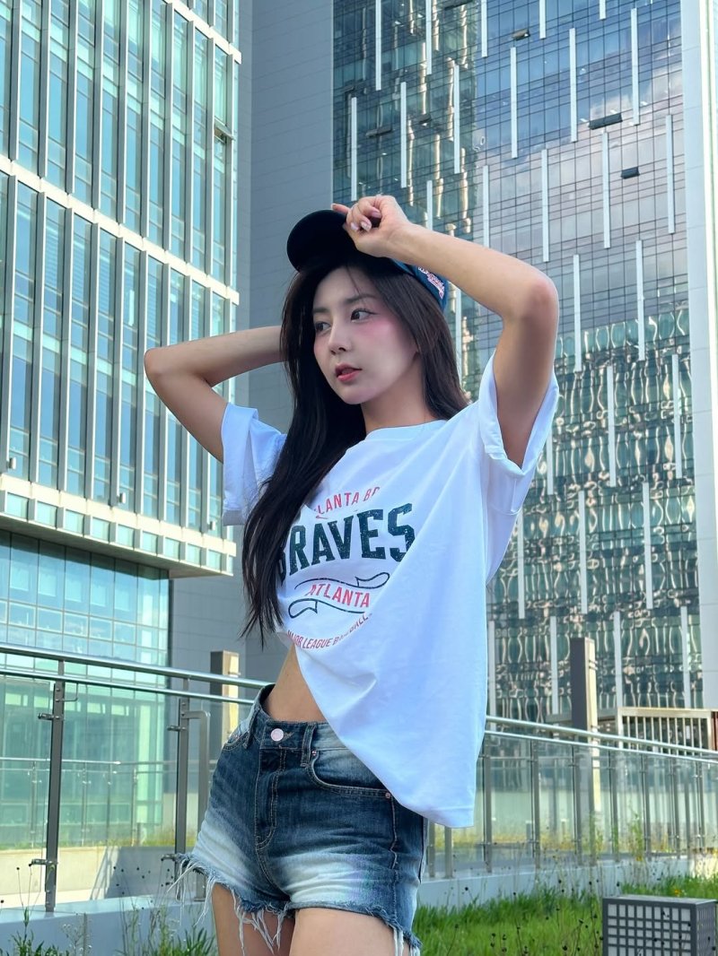 치어리더 목나경, 살짝 비친 뽀얀 맨살…'아찔' 슬랜더