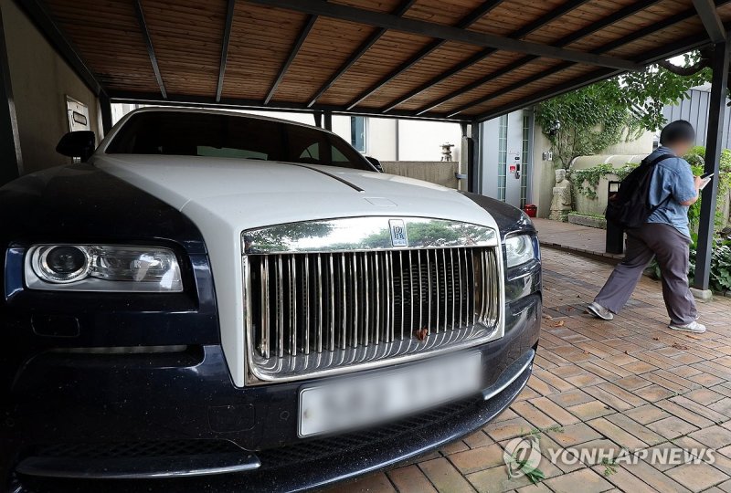 김건희 특검, 나토목걸이·시계 수수 의혹 관련자 주거지 압수수색 (출처=연합뉴스)