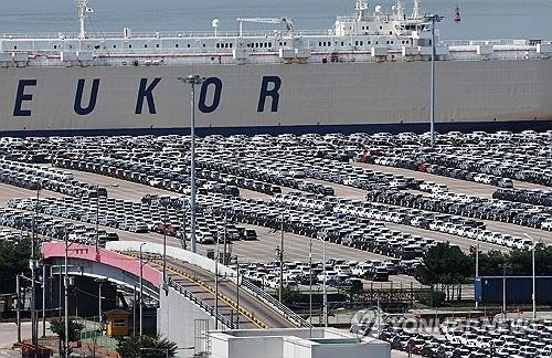 수출 대기하는 자동차들 (출처=연합뉴스)