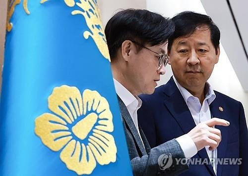 논의하는 구윤철 경제부총리와 김정관 산업부 장관 (출처=연합뉴스)