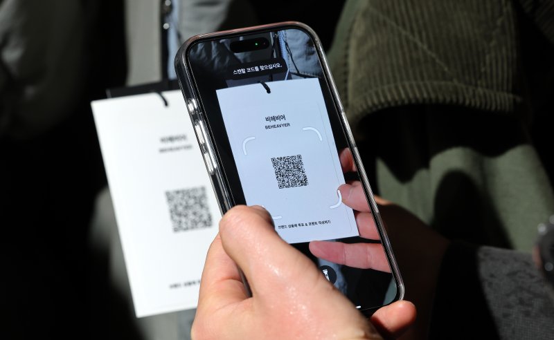 서울 용산구 현대카드 바이닐앤플라스틱에서 열린 무신사 입점 브랜드의 올해 가을·겨울(FW) 시즌 상품을 미리 확인할 수 있는 '24FW 무신사 시즌 프리뷰' 행사에서 참가자들이 다음 시즌 상품을 둘러보며 투표하고 있다. 무신사 시즌 프리뷰는 다음 시즌 상품을 선공개하고 고객 투표를 통해 발매를 결정하는 온오프라인 행사다. 사진은 오프라인 매장과 온라인 앱을 연동한 기술이 구현된 모습.2024.2.15/뉴스1 ⓒ News1 박지혜 기자