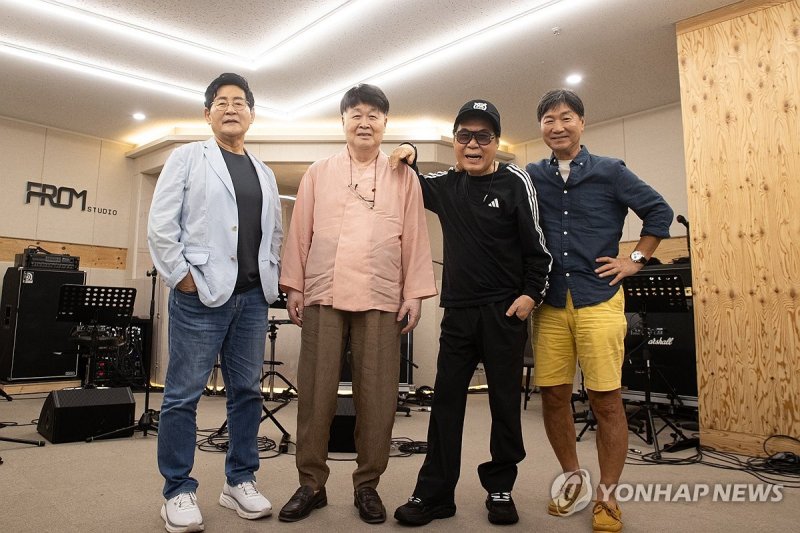 포즈 취하는 쎄시봉 4인방 (출처=연합뉴스)