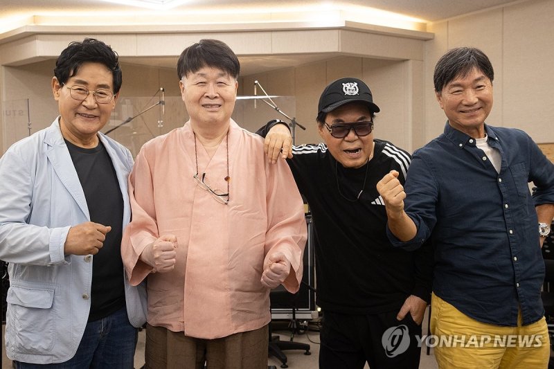 포즈 취하는 쎄시봉 4인방 (출처=연합뉴스)