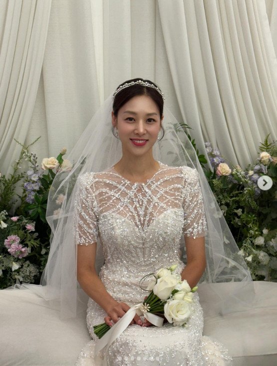 '강경준 불륜 용서' 장신영, 웨딩드레스 입고 얼굴 폈다…환한 미소