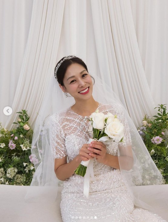 '강경준 불륜 용서' 장신영, 웨딩드레스 입고 얼굴 폈다…환한 미소