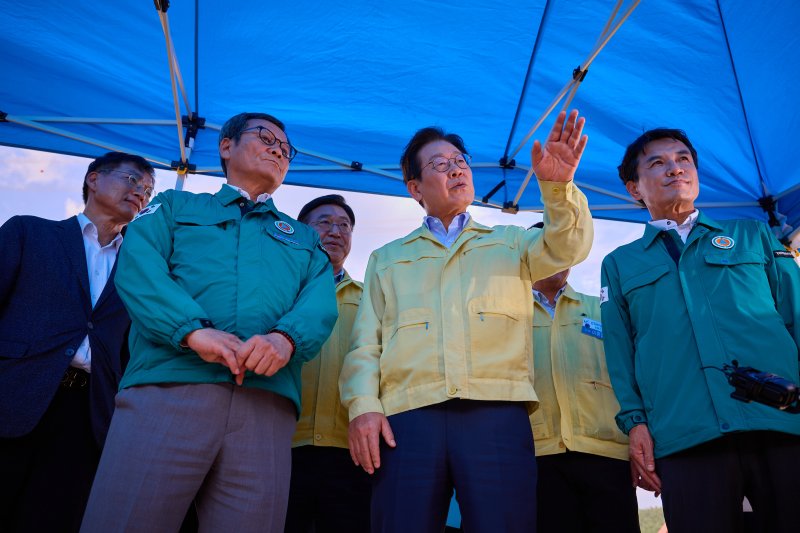 이재명 대통령이 지난 30일 강릉시 성산면 오봉저수지를 방문해 김진태 강원도지사와 김홍규 강릉시장과 함께 가뭄 피해 상황 등을 점검하고 있다. 뉴스1