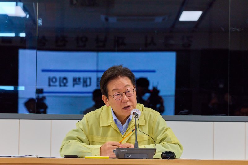 이재명 대통령이 30일 강원 강릉시청 재난안전상황실에서 가뭄 대책 회의를 주재하고 있다. 대통령실 제공