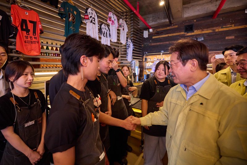 이재명 대통령이 지난 30일 강릉시 경포대 인근 음식점을 찾아 가뭄으로 인한 피해 상황을 청취하고 있다. 뉴스1