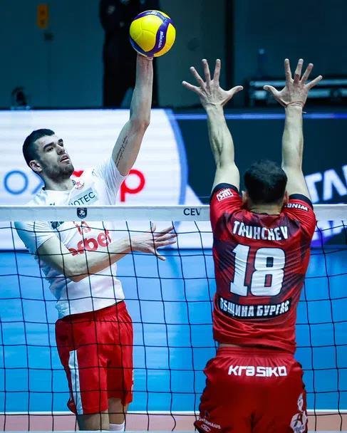 스파이크하는 디미트로프(왼쪽) (출처=연합뉴스)