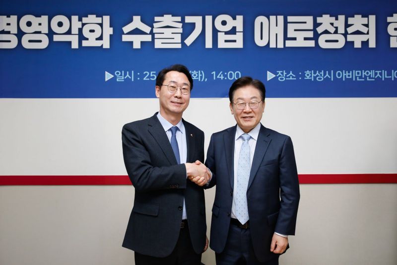 정명근 시장이 지난 2월 화성을 찾은 이재명 당시 더불어민주당 대표(현 대통령)에게 일반구 설치를 포함한 시 주요현안을 전달하고 있다. 화성시 제공