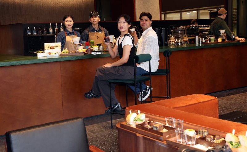 26일 서울 종로구 KT광화문빌딩 WEST 스타벅스 프리미엄 커피 라운지 '리저브광화문'에서 모델들이 음료와 샌드위치를 선보이고 있다. 2025.8.26/뉴스1 ⓒ News1 김명섭 기자