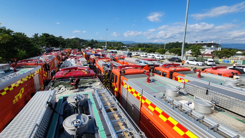 국가소방총동원령에 따라 전국 소방차량 51대와 강원도내 소방차량 20대 등 총 71대가 31일 오전 강릉시 강북 종합운동장에 집결했다. 강원도소방본부 제공