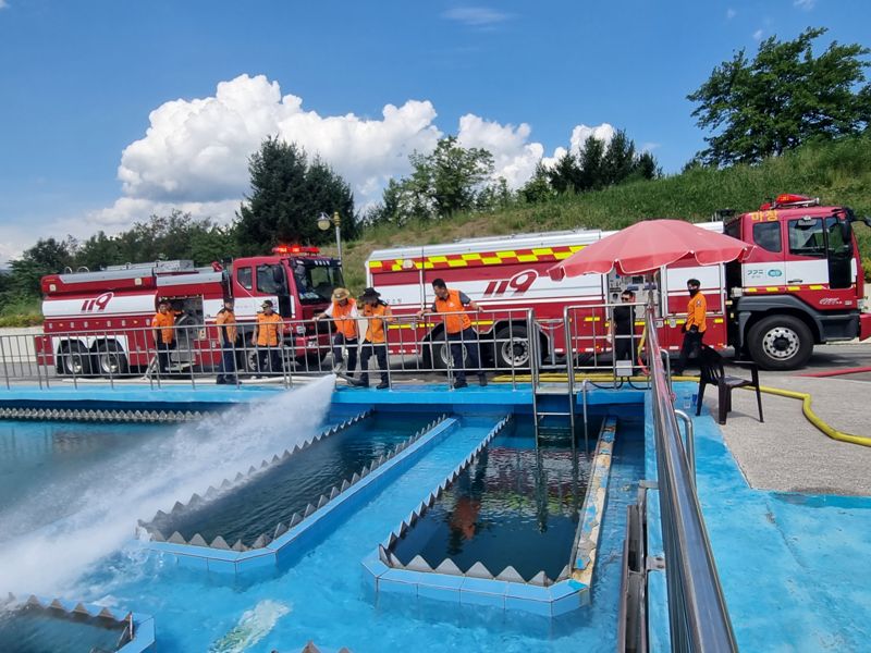 31일 오전 전국에서 강릉으로 동원된 소방차량들이 속초시와 동해시, 평창군, 양양군에서 정수를 급수, 강릉 홍제정수장으로 공급하고 있다. 강원도소방본부 제공